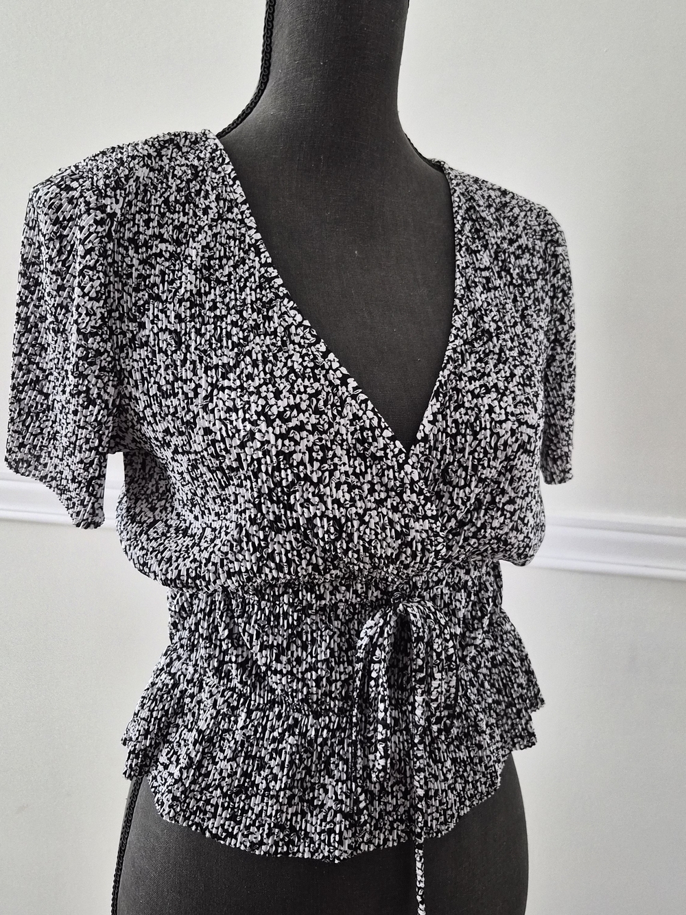 Pull&Bear Black & White Printed V-Neck Peplum Top